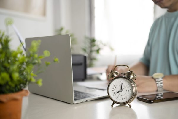 Wecker auf dem schreibtisch zeit zur arbeit scaled